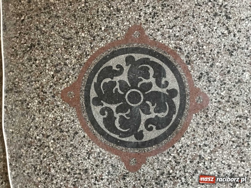 Zdjęcie w galerii na portalu naszraciborz.pl: Wnętrza starego sądu odzyskają blask. W dawnej sali posiedzeń odkryto freski wiadomości z regionu