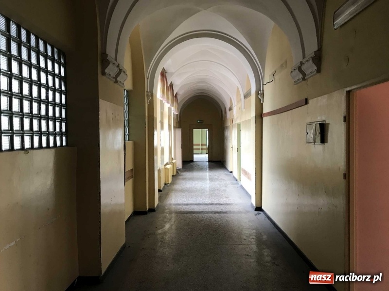 Zdjęcie w galerii na portalu naszraciborz.pl: Wnętrza starego sądu odzyskają blask. W dawnej sali posiedzeń odkryto freski wiadomości z regionu