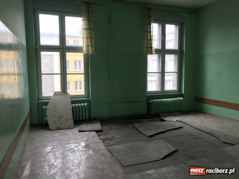 Zdjęcie w galerii na portalu naszraciborz.pl: Wnętrza starego sądu odzyskają blask. W dawnej sali posiedzeń odkryto freski wiadomości z regionu