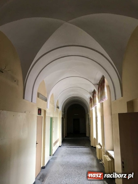 Zdjęcie w galerii na portalu naszraciborz.pl: Wnętrza starego sądu odzyskają blask. W dawnej sali posiedzeń odkryto freski wiadomości z regionu