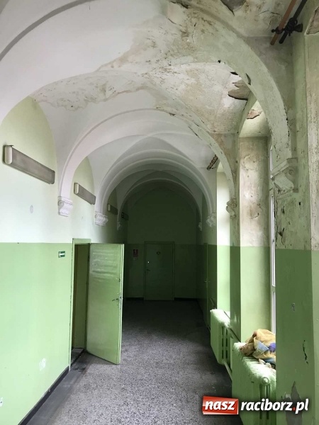 Zdjęcie w galerii na portalu naszraciborz.pl: Wnętrza starego sądu odzyskają blask. W dawnej sali posiedzeń odkryto freski wiadomości z regionu