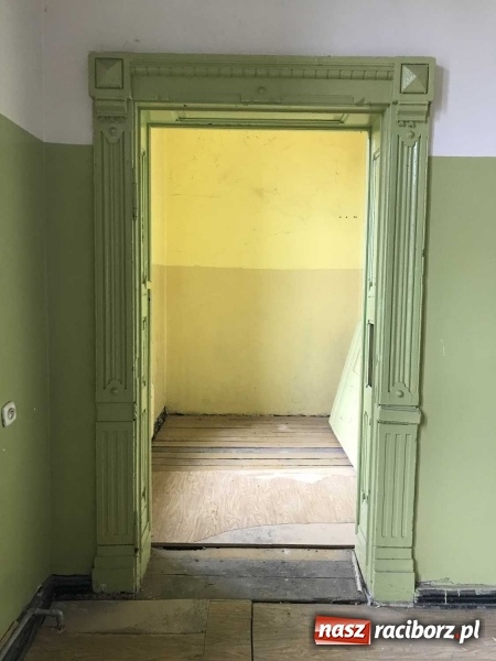 Zdjęcie w galerii na portalu naszraciborz.pl: Wnętrza starego sądu odzyskają blask. W dawnej sali posiedzeń odkryto freski wiadomości z regionu