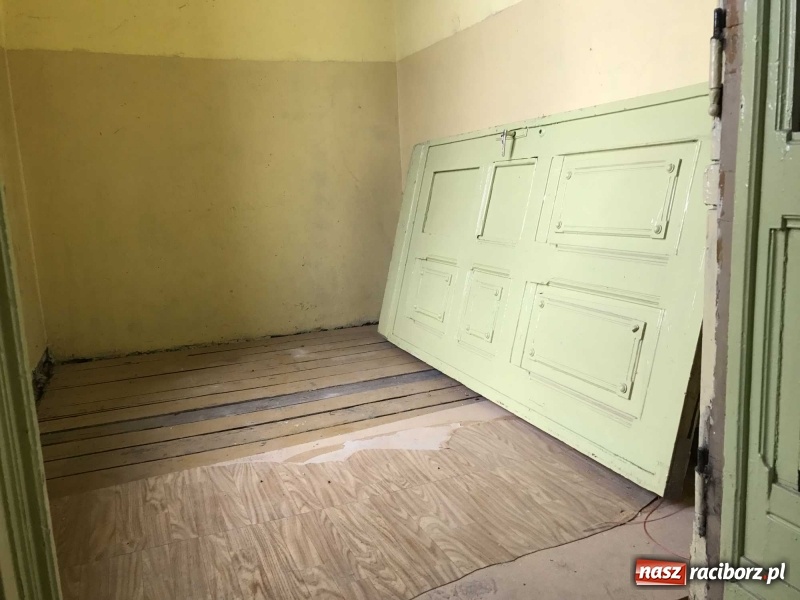 Zdjęcie w galerii na portalu naszraciborz.pl: Wnętrza starego sądu odzyskają blask. W dawnej sali posiedzeń odkryto freski wiadomości z regionu