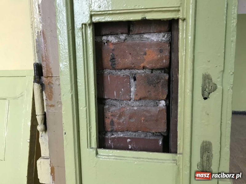 Zdjęcie w galerii na portalu naszraciborz.pl: Wnętrza starego sądu odzyskają blask. W dawnej sali posiedzeń odkryto freski wiadomości z regionu