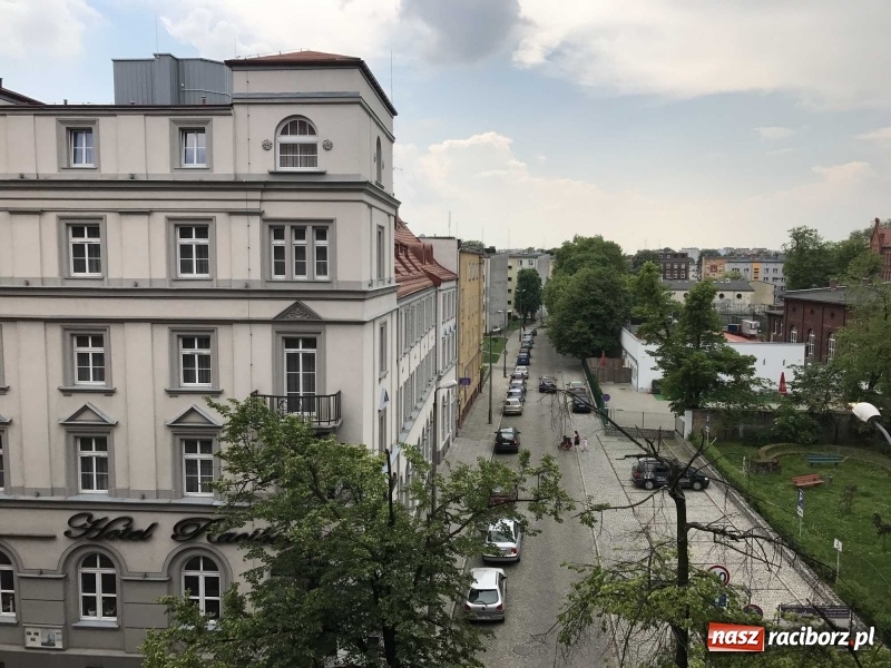 Zdjęcie w galerii na portalu naszraciborz.pl: Wnętrza starego sądu odzyskają blask. W dawnej sali posiedzeń odkryto freski wiadomości z regionu