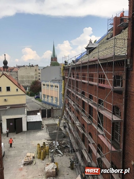 Zdjęcie w galerii na portalu naszraciborz.pl: Wnętrza starego sądu odzyskają blask. W dawnej sali posiedzeń odkryto freski wiadomości z regionu