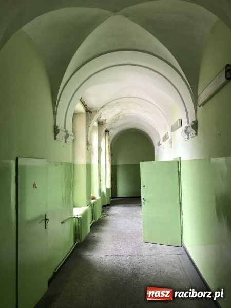 Zdjęcie w galerii na portalu naszraciborz.pl: Wnętrza starego sądu odzyskają blask. W dawnej sali posiedzeń odkryto freski wiadomości z regionu