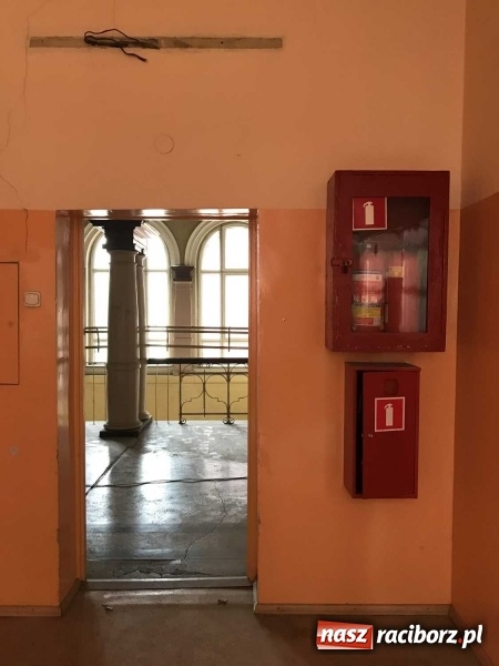 Zdjęcie w galerii na portalu naszraciborz.pl: Wnętrza starego sądu odzyskają blask. W dawnej sali posiedzeń odkryto freski wiadomości z regionu