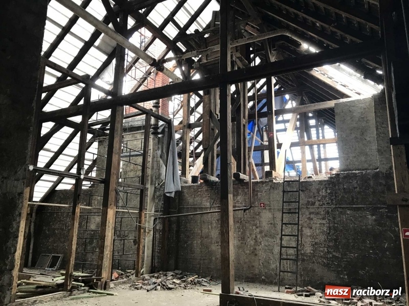 Zdjęcie w galerii na portalu naszraciborz.pl: Wnętrza starego sądu odzyskają blask. W dawnej sali posiedzeń odkryto freski wiadomości z regionu