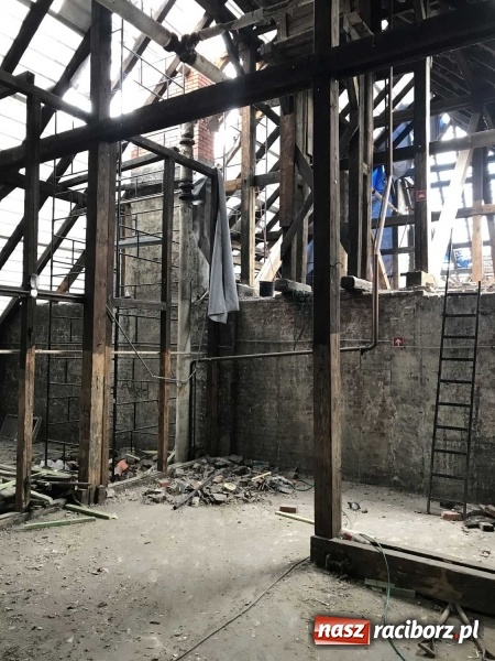 Zdjęcie w galerii na portalu naszraciborz.pl: Wnętrza starego sądu odzyskają blask. W dawnej sali posiedzeń odkryto freski wiadomości z regionu