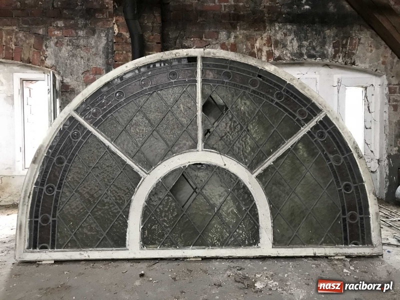 Zdjęcie w galerii na portalu naszraciborz.pl: Wnętrza starego sądu odzyskają blask. W dawnej sali posiedzeń odkryto freski wiadomości z regionu