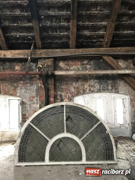 Zdjęcie w galerii na portalu naszraciborz.pl: Wnętrza starego sądu odzyskają blask. W dawnej sali posiedzeń odkryto freski wiadomości z regionu