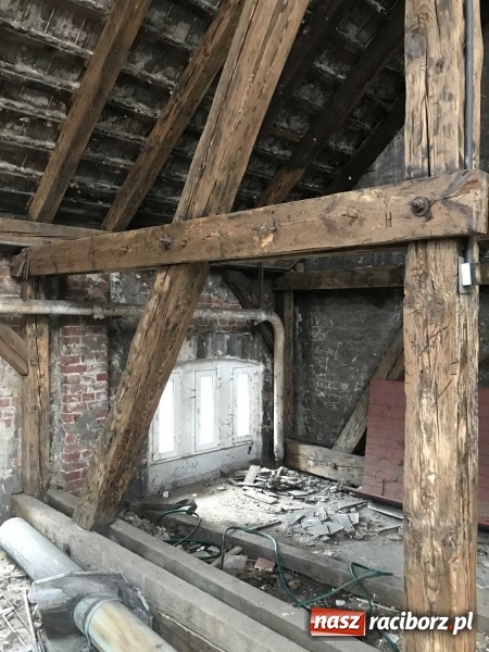 Zdjęcie w galerii na portalu naszraciborz.pl: Wnętrza starego sądu odzyskają blask. W dawnej sali posiedzeń odkryto freski wiadomości z regionu