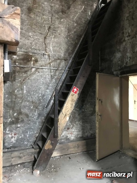 Zdjęcie w galerii na portalu naszraciborz.pl: Wnętrza starego sądu odzyskają blask. W dawnej sali posiedzeń odkryto freski wiadomości z regionu