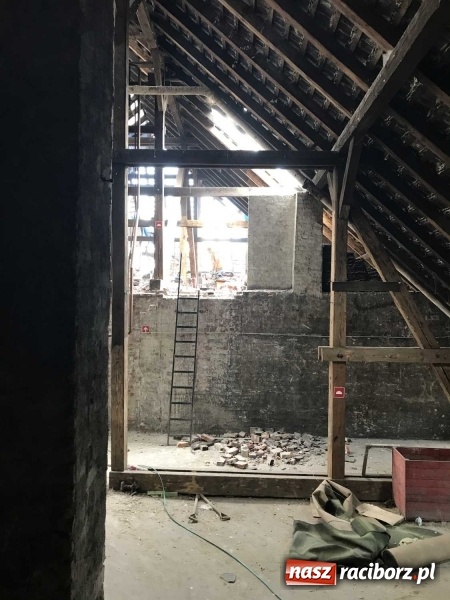 Zdjęcie w galerii na portalu naszraciborz.pl: Wnętrza starego sądu odzyskają blask. W dawnej sali posiedzeń odkryto freski wiadomości z regionu