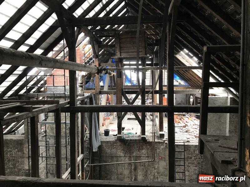 Zdjęcie w galerii na portalu naszraciborz.pl: Wnętrza starego sądu odzyskają blask. W dawnej sali posiedzeń odkryto freski wiadomości z regionu