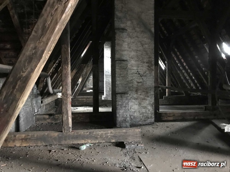 Zdjęcie w galerii na portalu naszraciborz.pl: Wnętrza starego sądu odzyskają blask. W dawnej sali posiedzeń odkryto freski wiadomości z regionu