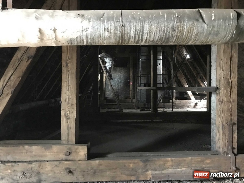 Zdjęcie w galerii na portalu naszraciborz.pl: Wnętrza starego sądu odzyskają blask. W dawnej sali posiedzeń odkryto freski wiadomości z regionu