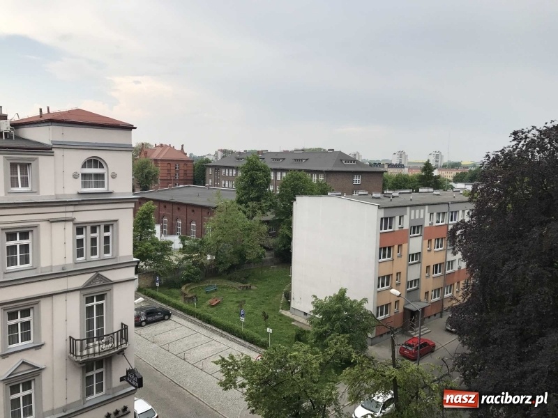 Zdjęcie w galerii na portalu naszraciborz.pl: Wnętrza starego sądu odzyskają blask. W dawnej sali posiedzeń odkryto freski wiadomości z regionu