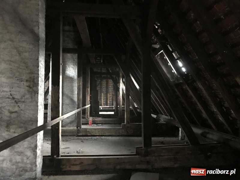 Zdjęcie w galerii na portalu naszraciborz.pl: Wnętrza starego sądu odzyskają blask. W dawnej sali posiedzeń odkryto freski wiadomości z regionu