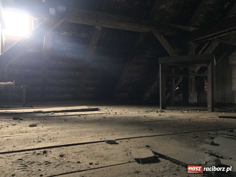 Zdjęcie w galerii na portalu naszraciborz.pl: Wnętrza starego sądu odzyskają blask. W dawnej sali posiedzeń odkryto freski wiadomości z regionu