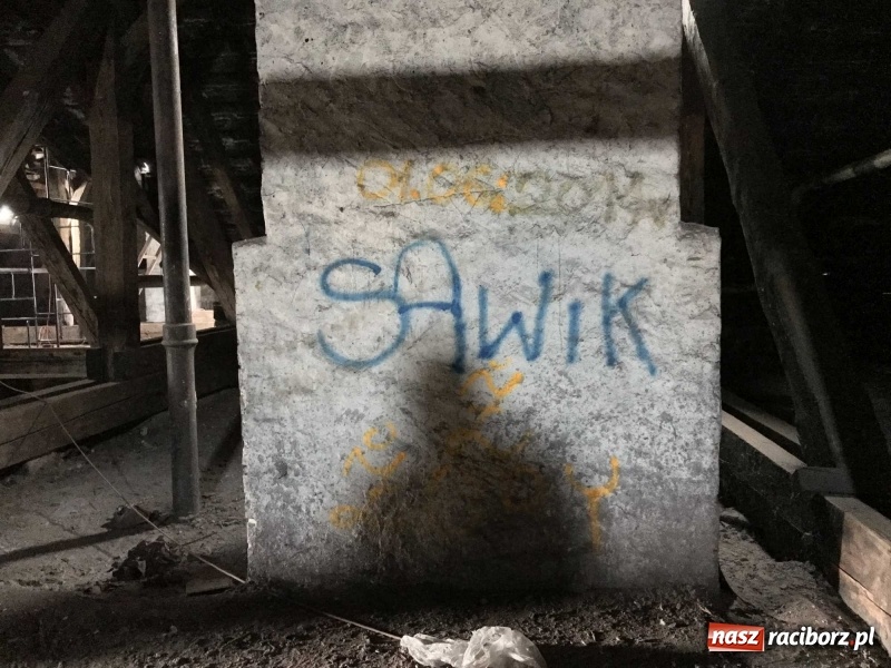 Zdjęcie w galerii na portalu naszraciborz.pl: Wnętrza starego sądu odzyskają blask. W dawnej sali posiedzeń odkryto freski wiadomości z regionu