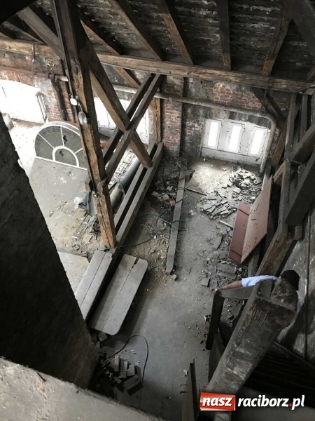 Zdjęcie w galerii na portalu naszraciborz.pl: Wnętrza starego sądu odzyskają blask. W dawnej sali posiedzeń odkryto freski wiadomości z regionu