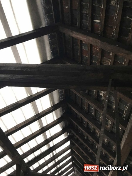 Zdjęcie w galerii na portalu naszraciborz.pl: Wnętrza starego sądu odzyskają blask. W dawnej sali posiedzeń odkryto freski wiadomości z regionu