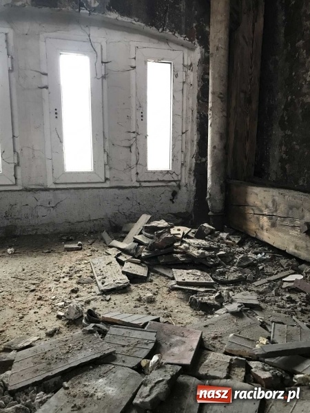 Zdjęcie w galerii na portalu naszraciborz.pl: Wnętrza starego sądu odzyskają blask. W dawnej sali posiedzeń odkryto freski wiadomości z regionu