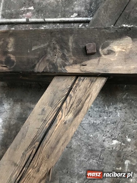 Zdjęcie w galerii na portalu naszraciborz.pl: Wnętrza starego sądu odzyskają blask. W dawnej sali posiedzeń odkryto freski wiadomości z regionu