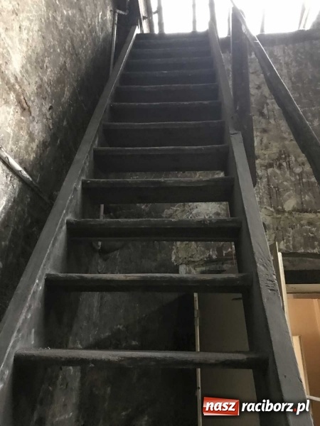 Zdjęcie w galerii na portalu naszraciborz.pl: Wnętrza starego sądu odzyskają blask. W dawnej sali posiedzeń odkryto freski wiadomości z regionu