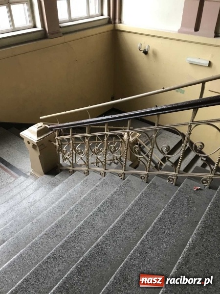 Zdjęcie w galerii na portalu naszraciborz.pl: Wnętrza starego sądu odzyskają blask. W dawnej sali posiedzeń odkryto freski wiadomości z regionu