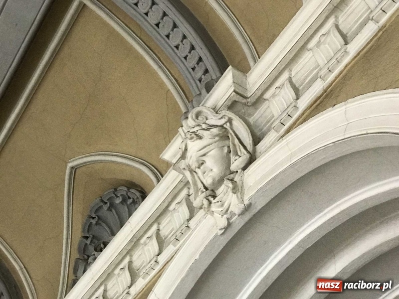 Zdjęcie w galerii na portalu naszraciborz.pl: Wnętrza starego sądu odzyskają blask. W dawnej sali posiedzeń odkryto freski wiadomości z regionu