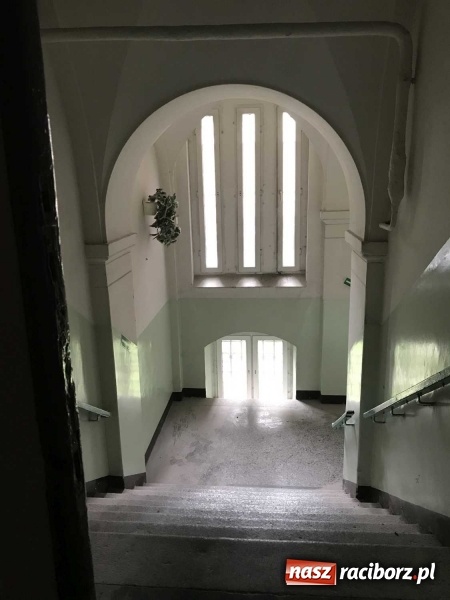 Zdjęcie w galerii na portalu naszraciborz.pl: Wnętrza starego sądu odzyskają blask. W dawnej sali posiedzeń odkryto freski wiadomości z regionu