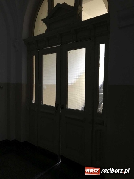 Zdjęcie w galerii na portalu naszraciborz.pl: Wnętrza starego sądu odzyskają blask. W dawnej sali posiedzeń odkryto freski wiadomości z regionu