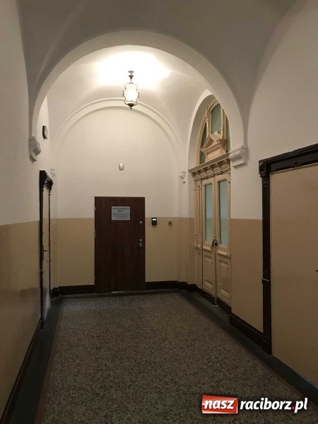 Zdjęcie w galerii na portalu naszraciborz.pl: Wnętrza starego sądu odzyskają blask. W dawnej sali posiedzeń odkryto freski wiadomości z regionu