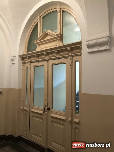 Zdjęcie w galerii na portalu naszraciborz.pl: Wnętrza starego sądu odzyskają blask. W dawnej sali posiedzeń odkryto freski wiadomości z regionu