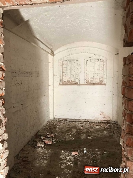 Zdjęcie w galerii na portalu naszraciborz.pl: Wnętrza starego sądu odzyskają blask. W dawnej sali posiedzeń odkryto freski wiadomości z regionu