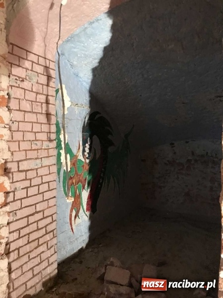 Zdjęcie w galerii na portalu naszraciborz.pl: Wnętrza starego sądu odzyskają blask. W dawnej sali posiedzeń odkryto freski wiadomości z regionu