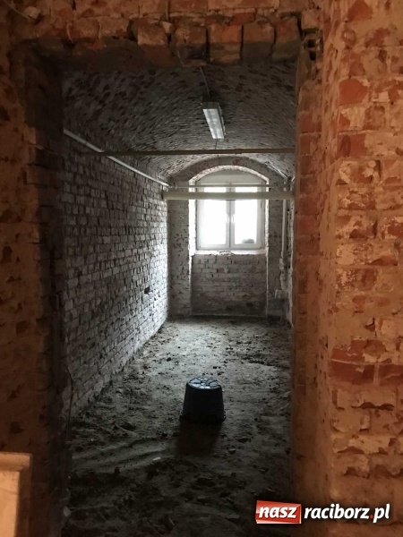 Zdjęcie w galerii na portalu naszraciborz.pl: Wnętrza starego sądu odzyskają blask. W dawnej sali posiedzeń odkryto freski wiadomości z regionu