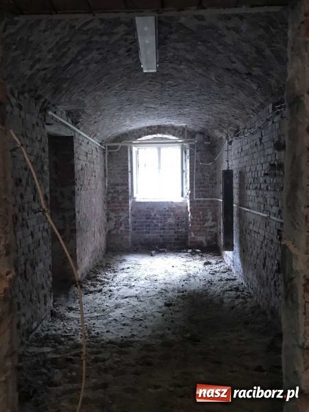 Zdjęcie w galerii na portalu naszraciborz.pl: Wnętrza starego sądu odzyskają blask. W dawnej sali posiedzeń odkryto freski wiadomości z regionu