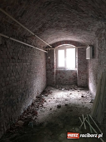 Zdjęcie w galerii na portalu naszraciborz.pl: Wnętrza starego sądu odzyskają blask. W dawnej sali posiedzeń odkryto freski wiadomości z regionu