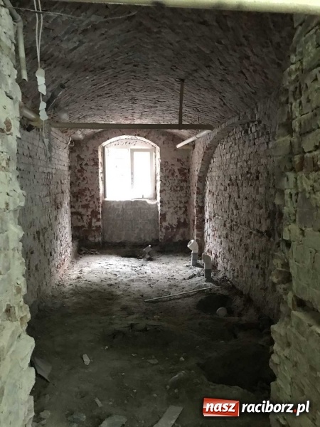 Zdjęcie w galerii na portalu naszraciborz.pl: Wnętrza starego sądu odzyskają blask. W dawnej sali posiedzeń odkryto freski wiadomości z regionu