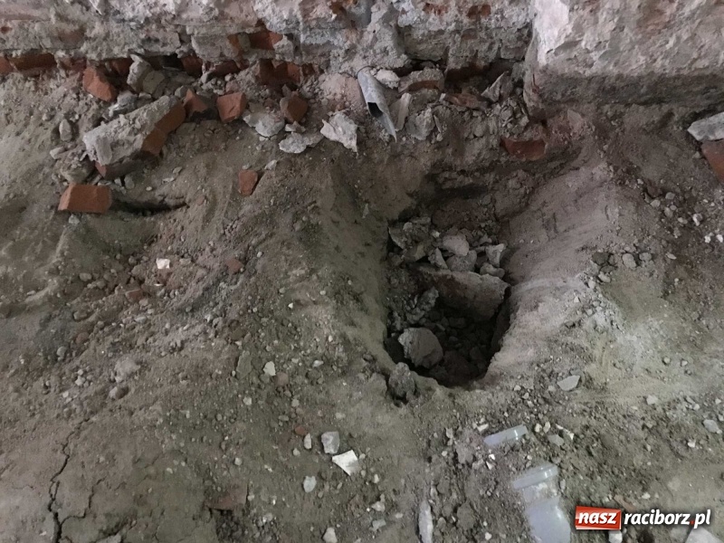 Zdjęcie w galerii na portalu naszraciborz.pl: Wnętrza starego sądu odzyskają blask. W dawnej sali posiedzeń odkryto freski wiadomości z regionu