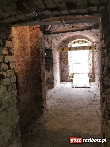 Zdjęcie w galerii na portalu naszraciborz.pl: Wnętrza starego sądu odzyskają blask. W dawnej sali posiedzeń odkryto freski wiadomości z regionu