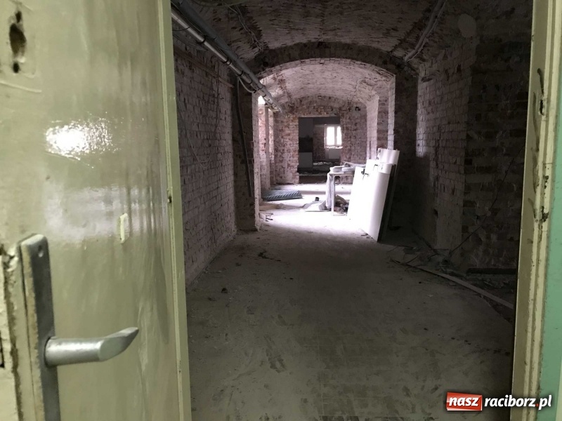 Zdjęcie w galerii na portalu naszraciborz.pl: Wnętrza starego sądu odzyskają blask. W dawnej sali posiedzeń odkryto freski wiadomości z regionu