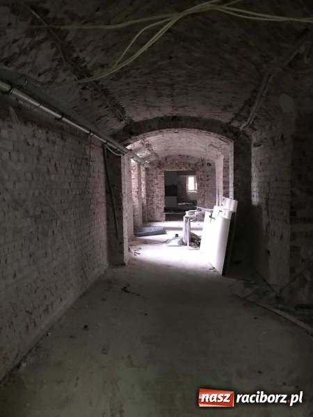 Zdjęcie w galerii na portalu naszraciborz.pl: Wnętrza starego sądu odzyskają blask. W dawnej sali posiedzeń odkryto freski wiadomości z regionu