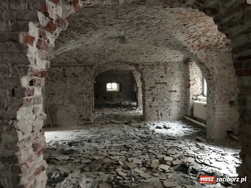 Zdjęcie w galerii na portalu naszraciborz.pl: Wnętrza starego sądu odzyskają blask. W dawnej sali posiedzeń odkryto freski wiadomości z regionu