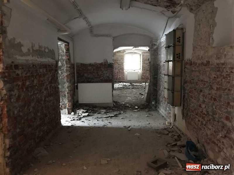 Zdjęcie w galerii na portalu naszraciborz.pl: Wnętrza starego sądu odzyskają blask. W dawnej sali posiedzeń odkryto freski wiadomości z regionu