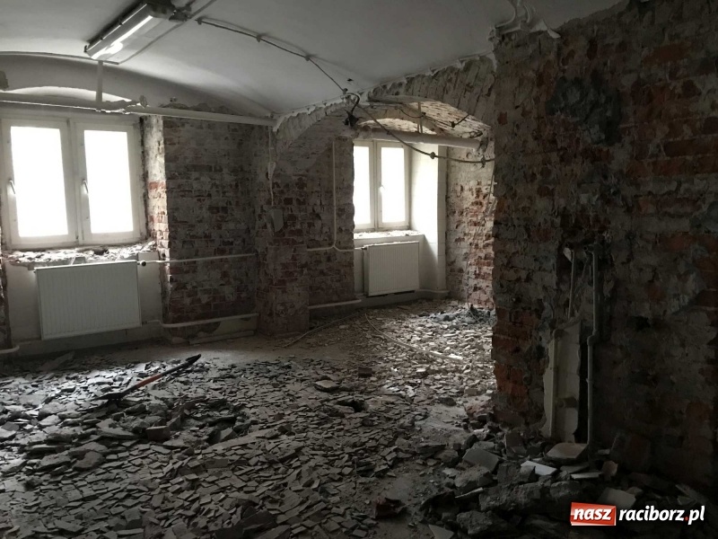 Zdjęcie w galerii na portalu naszraciborz.pl: Wnętrza starego sądu odzyskają blask. W dawnej sali posiedzeń odkryto freski wiadomości z regionu